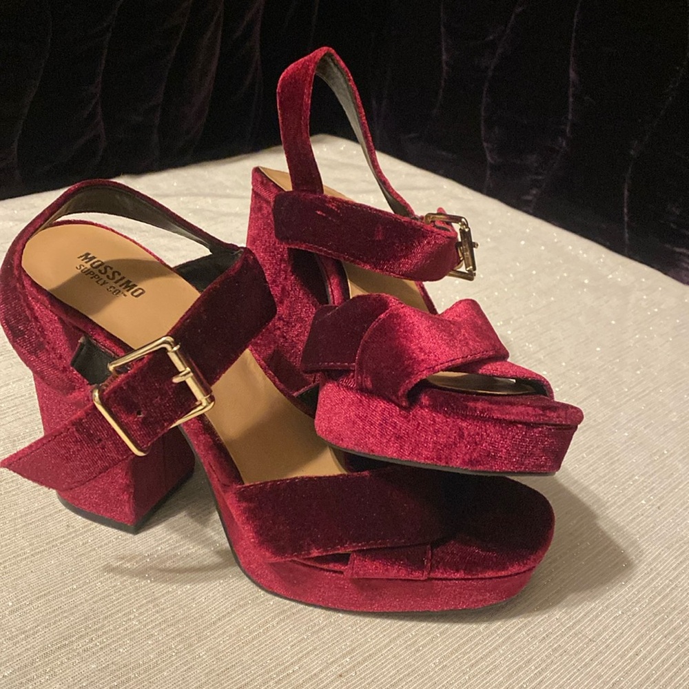 New without box MOSSIMO SUPPLY CO.Burgundy Velvet Platform Heels Size 8 1/2 #066